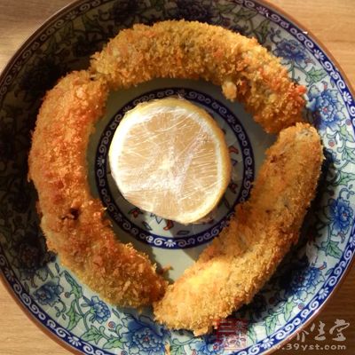 香蕉中含有维生素B6，可以提高血清素浓度