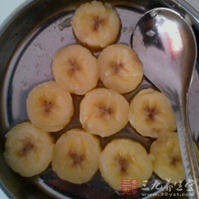 将香蕉切成薄片