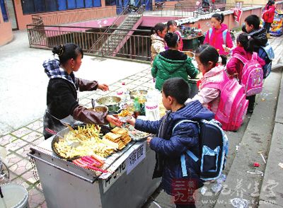 走访西安十余中小学 校门仍有人卖小食品