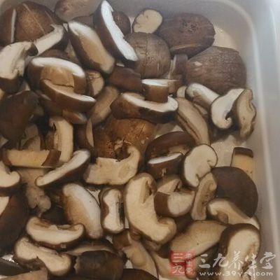 将香菇用40度的温水浸泡2个小时