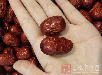 一些女性在经期服用过多红枣可能会使经血量增加