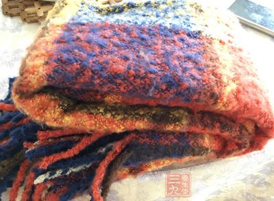 由于有的围巾是用羊毛、兔毛以及化纤原料等制成的