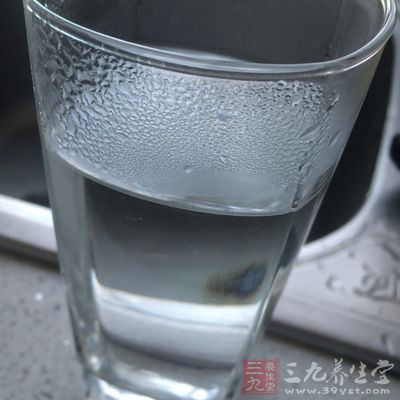 這個時候喝點(diǎn)熱水，或是用熱水袋敷一會兒胃部