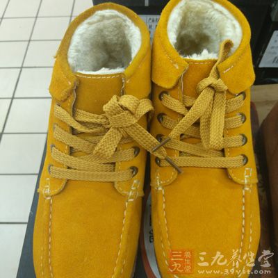 看起来很臃肿的鞋子却给人浓浓的暖意