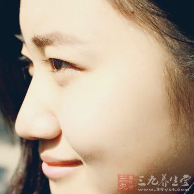 人類鼻孔內(nèi)側(cè)為鼻前庭，上面的鼻毛能夠阻擋外界灰塵和細(xì)菌