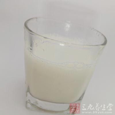 燕麦片–3大匙，牛奶–1/4杯