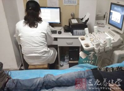 疾控中心对于20多名与吴女士接触亲密的人进行了观察