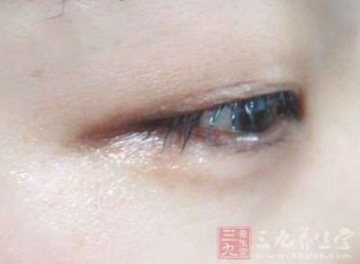 眼泪是由泪腺分泌,主要是起湿润眼球的作用