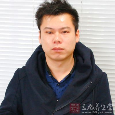 这种人的发际和额头形成三角形，给人一种男人阳刚的印象