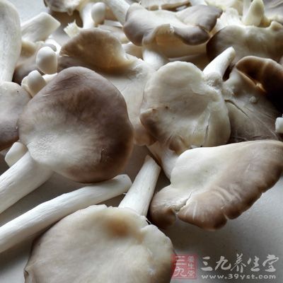 平菇500g，精盐，味精，酱油，孜然粉，辣椒粉，熟芝麻，淀粉