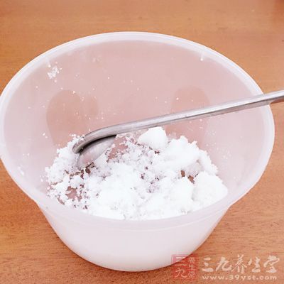 菠菜500g，朝天椒10g，盐5g，白糖10g，白醋5g，辣椒油20g