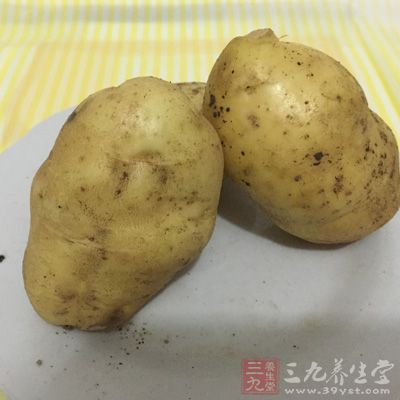 过量的食用一些容易产生气体的食物，比如像土豆