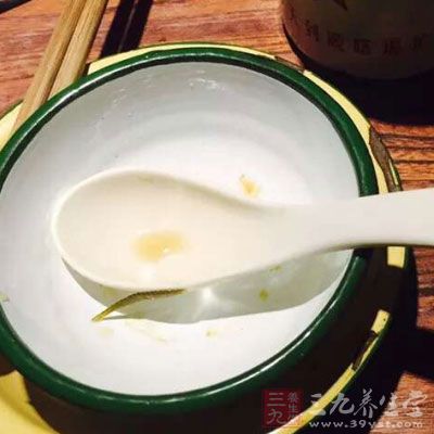 溃疡病人可通过餐具、牙具以及接吻等密切接触传染，不洁的食物，也是感染的原因之一