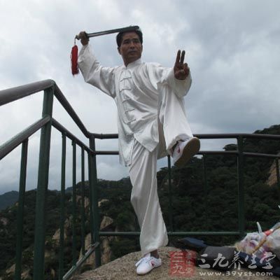 保持適當(dāng)?shù)倪\(yùn)動，如散步、打太極拳、練操、跑步等