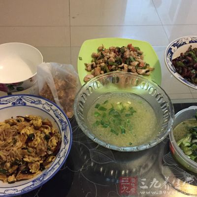 主要“症状”表现为一些上班族在单位没有食堂的情况下要在外面吃饭