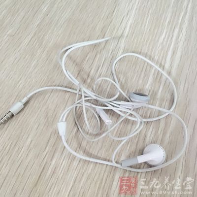 膝蓋上放了筆記本電腦，邊喝茶，邊聽(tīng)音樂(lè)，邊玩電腦，心沉靜的像一條大海里的游魚(yú)