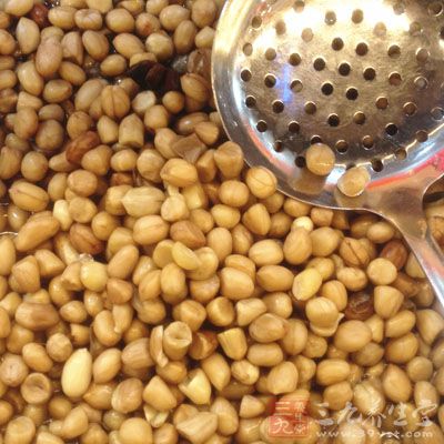 咀嚼香菜、茶叶或花生米