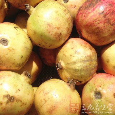 取一两只石榴，将石榴子取出榨汁