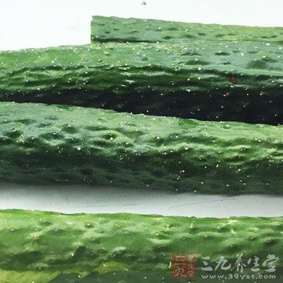 海蜇，黃瓜，姜末，老醋，蒜泥，鹽、味精等