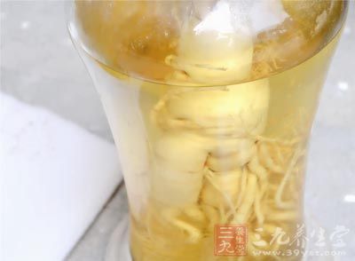 人参泡酒开白花 简制长寿酒强身又祛病