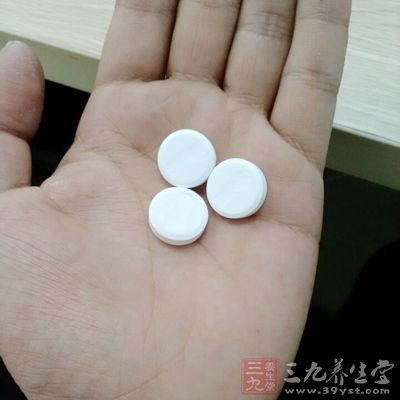 选择服用片剂的朋友对于饮水量的控制一定要记住