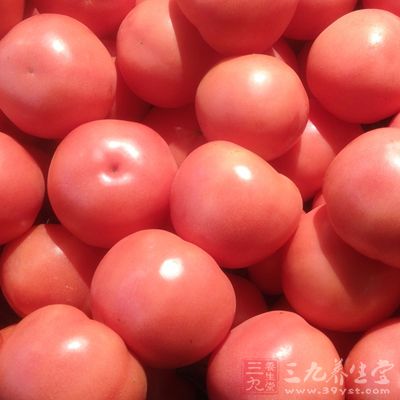 成人每天吃一两个番茄，就可以摄入足量的番茄红素
