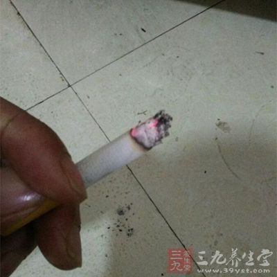 香烟中的有害物质逐渐损伤血管的上皮细胞