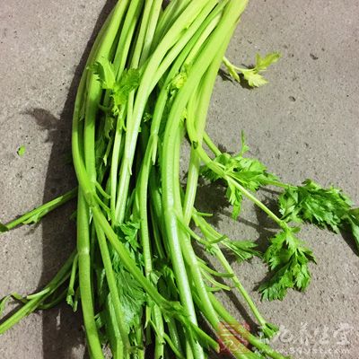 芹菜半斤，洋葱半个，长指尖椒1个，香肠小半根，生抽1大勺