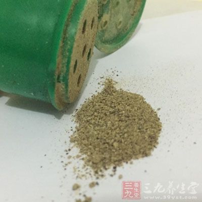 加入清水少许，调味，鸡精，味精，胡椒粉