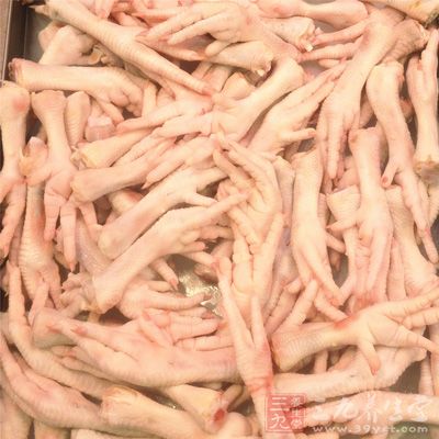 鸡爪(适量)、泡椒(适量)、生姜(适量)