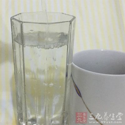 平時要多喝水，水可以加速我們身體內(nèi)的環(huán)境新陳代謝