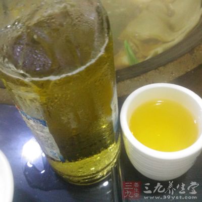 适量喝点啤酒，可减少面部皱纹