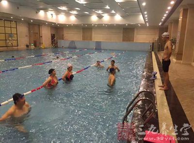 在水中不再觉得身体的负累