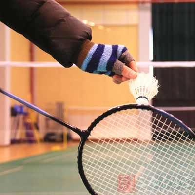 羽毛球技巧 怎样提高打羽毛球的技术(2)