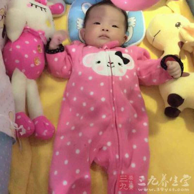 胎齡小于32周的早產(chǎn)兒，或出生體重小于2000g的新生兒