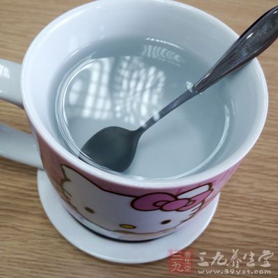 拿杯子伴隨的一些小動作也可能透露你的情緒感受