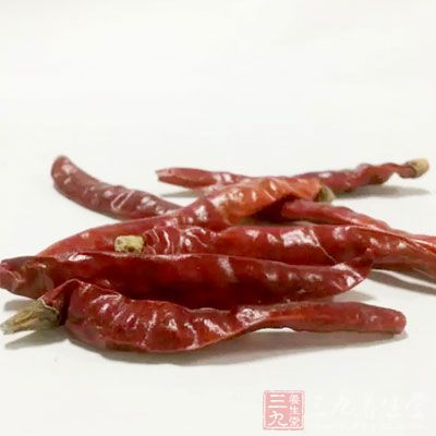 菜油2大半碗，豆豉1碗，干辣椒1碗，灯笼干辣椒半碗