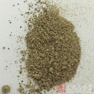 开火将食用油倒入锅中，等油热后放入花椒粉、姜末和肉末翻炒