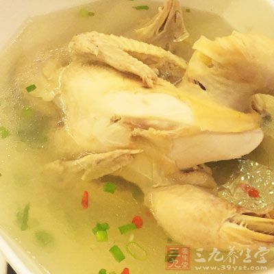 專家建議，為了預防和治療痛風，飲食上應(yīng)做到三多三少