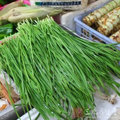 奶茶中含有鈣，如果奶茶喝韭菜一起混吃，不易于鈣的吸收