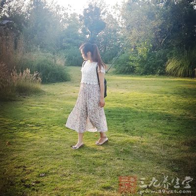 由于婚姻的失败、家庭的破裂，离婚女性往往会悲观失望