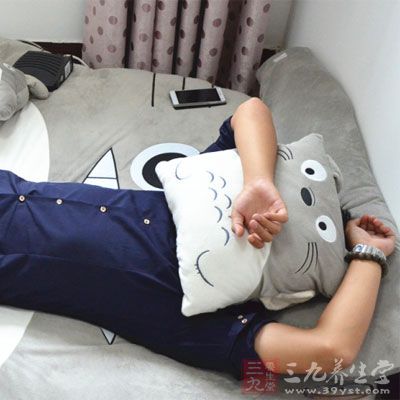 男人长期睡眠不足会加快面部衰老