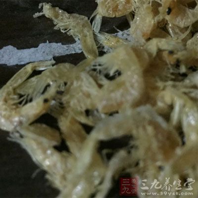 虾皮洗净，紫菜撕成小块