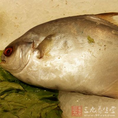 魚放入碗中，加鹽、料酒