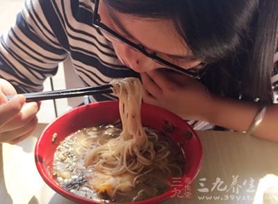 作胆囊超声检查时，前一天要少吃油腻食物