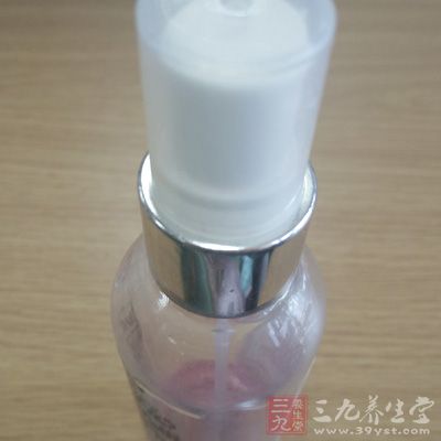 喷雾式的矿泉水或保湿滋润液