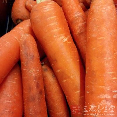 重点推荐胡萝卜、西红柿、火龙果等红颜色的蔬菜水果