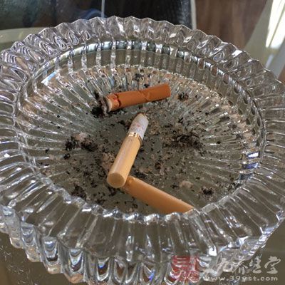 忌不良嗜好，如大量飲酒抽煙等