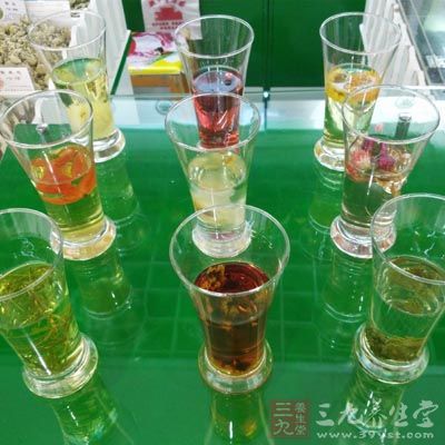 紫苏5克，白芷4克，绿茶5克