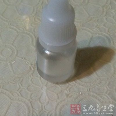 及时起效的可的松类眼药水，不能根治，而且长期滴用有副作用